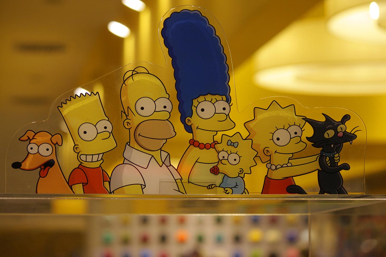 Characters of the Simpson comic tv series: Homer, Maggie, Lisa, Marge and Bart Simpson