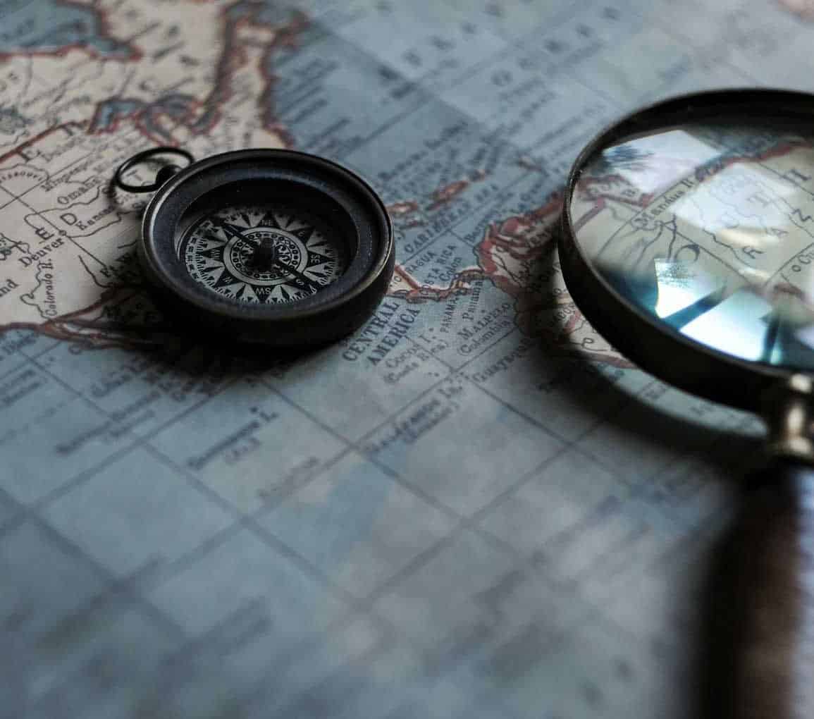 Using A Magnifying Glass Ver A Map